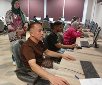 جانب من اختبار الاخوة الوافدين للحصول علي شهادة اساسيات التحول الرقمي بوحدة التدريب