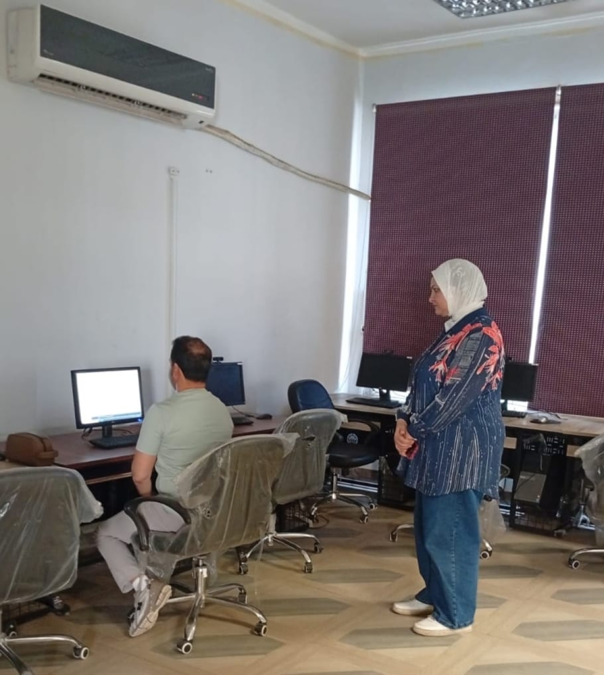 جانب من اختبار الاخوة الوافدين للحصول علي شهادة اساسيات التحول الرقمي بوحدة التدريب